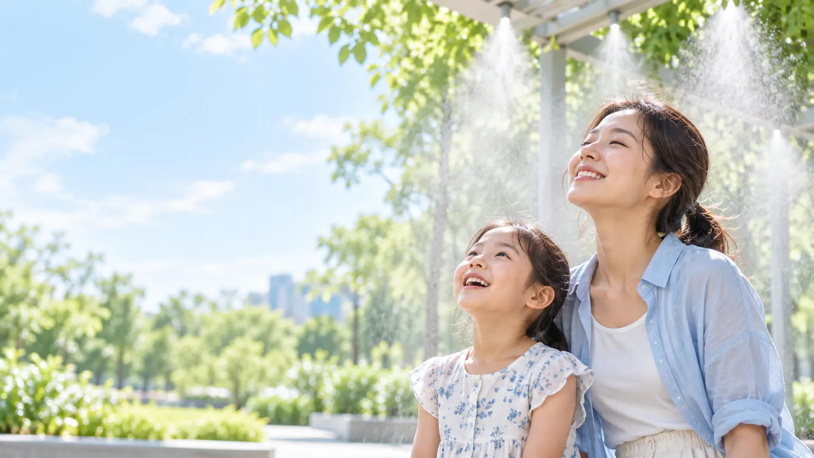 공원 쿨링포그 아래에서 미소 짓는 어른과 아이